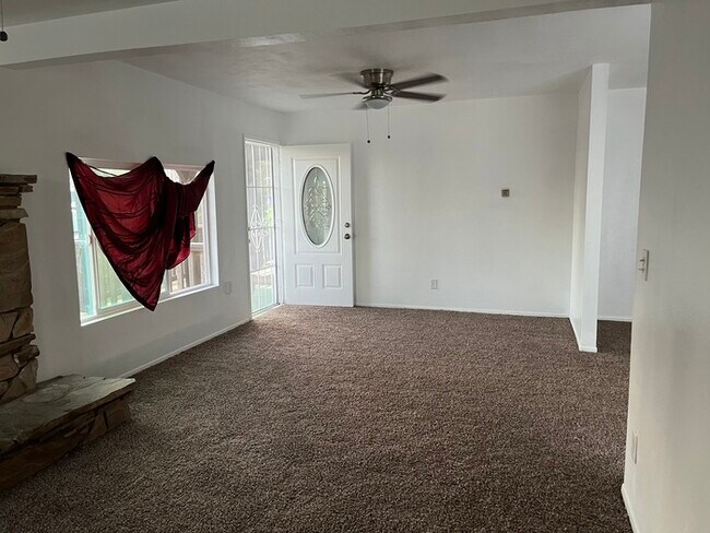 Building Photo - Location Location, 4 bedroom 2