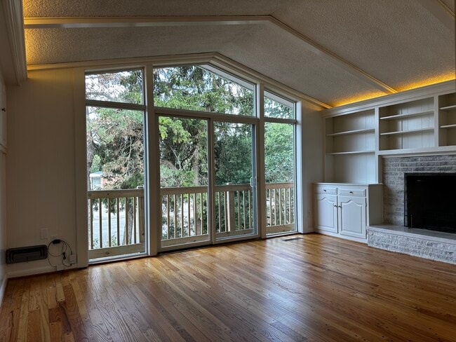 Vaulted ceilings/window wall - 3030 Hardale Blvd