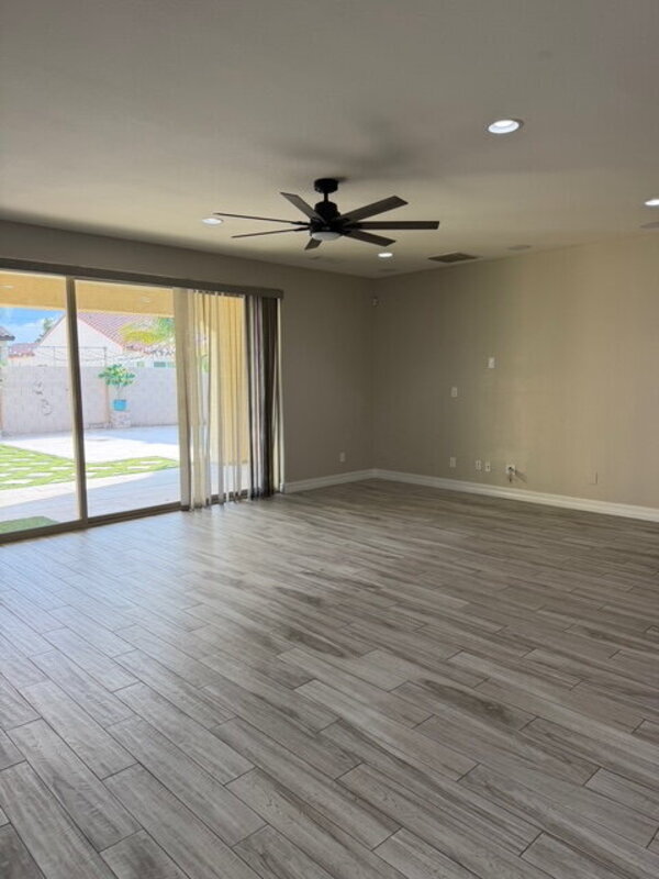 Foto del edificio - 2565 E Ebony Dr