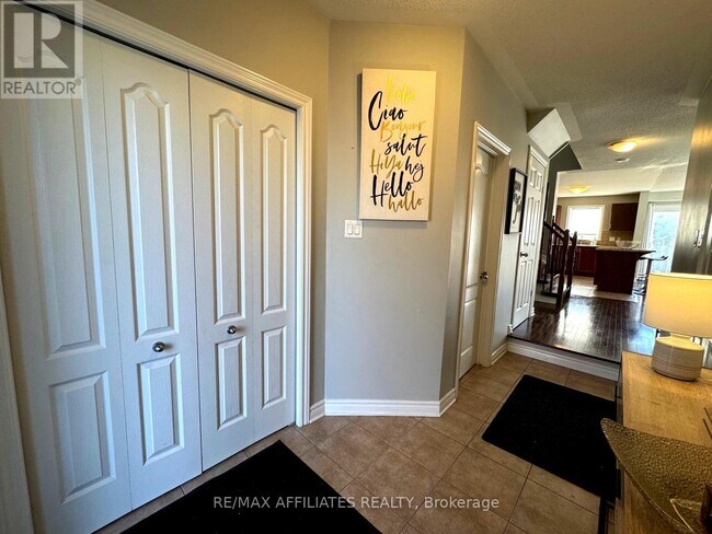 Photo du bâtiment - 673 White Alder Ave