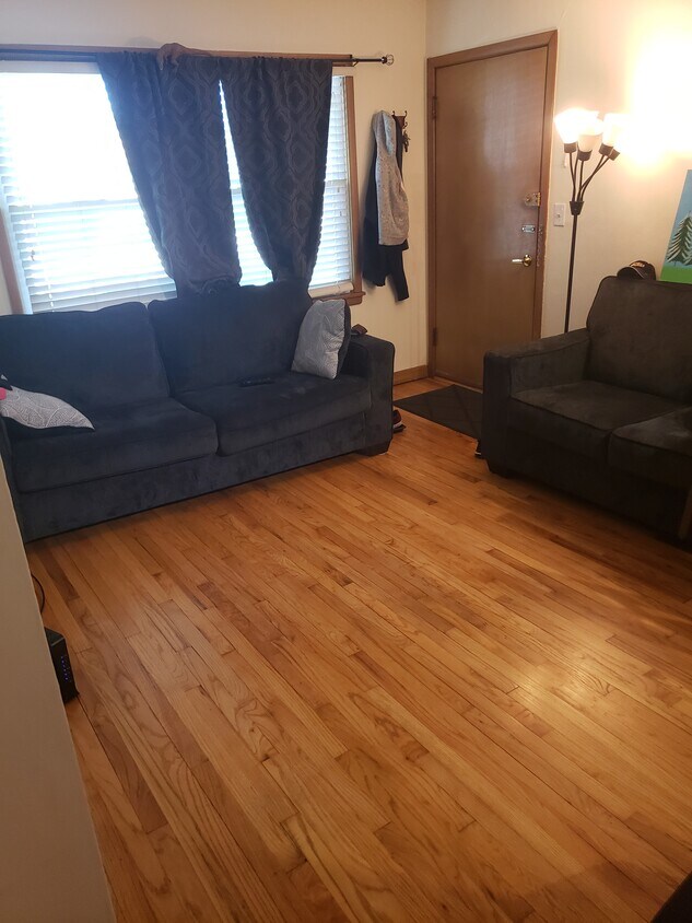 Apto. 2 sala de estar - 3235 S 48th St