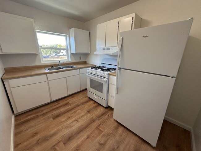Foto del edificio - 2 bed, 1 bath Upstairs Apartment