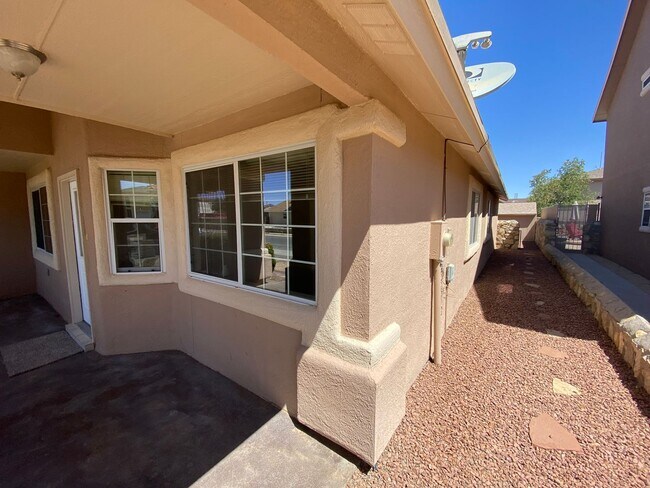 Building Photo - Eastside home for rent in The Tierras