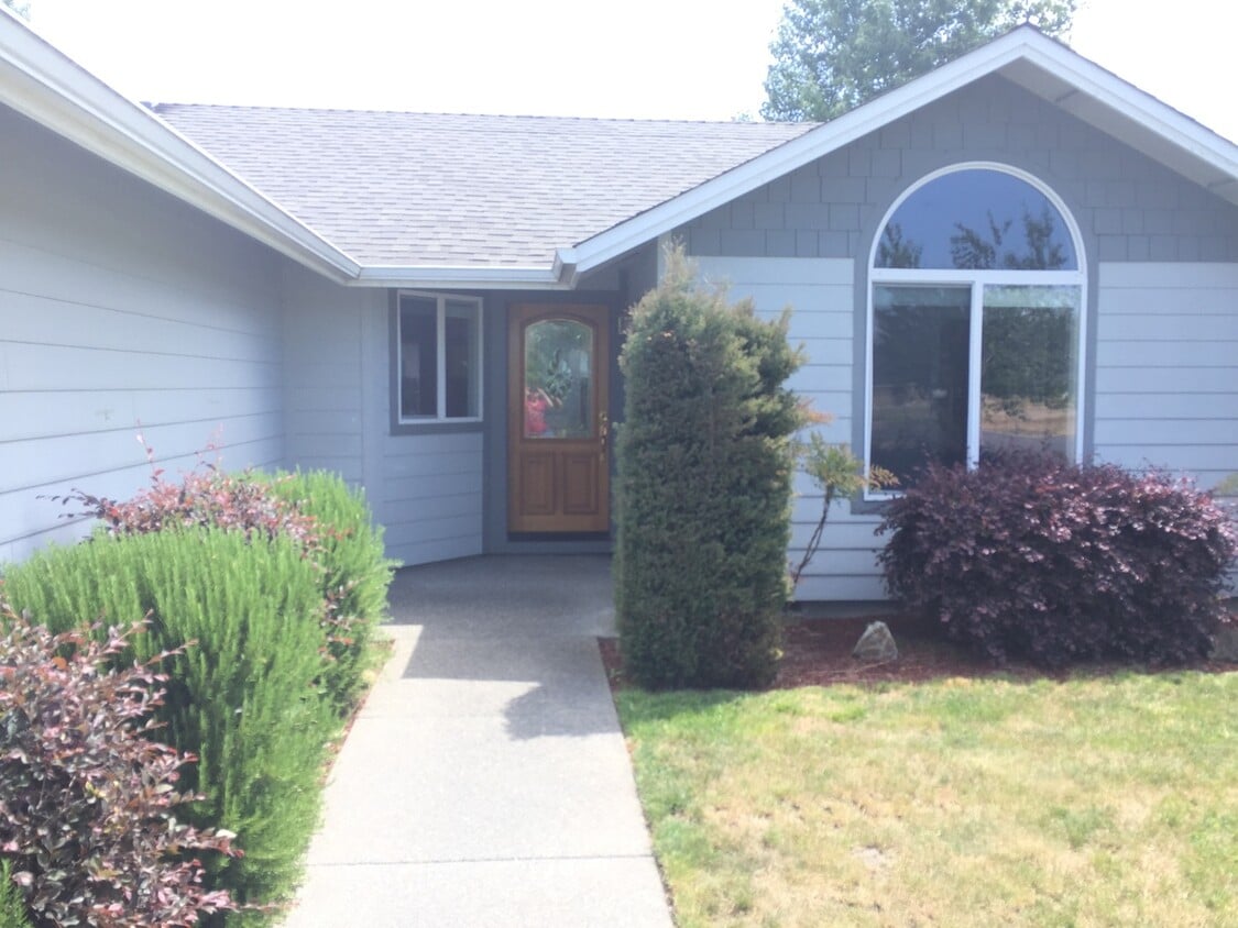 Primary Photo - Nice home in newer neighborhood