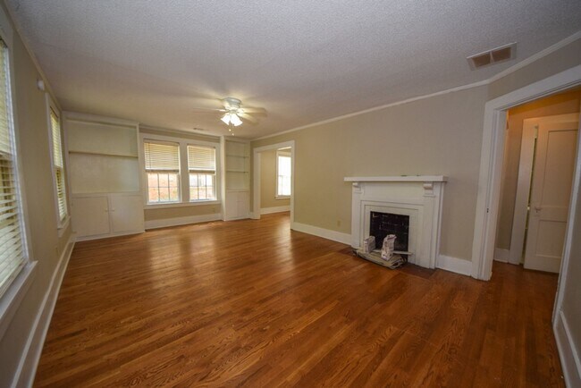 Building Photo - UPDATED 3 bed, 1.5 home near U of M and Me...