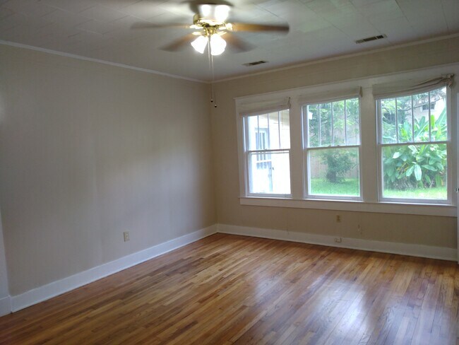 Living room - 301 Steele Blvd