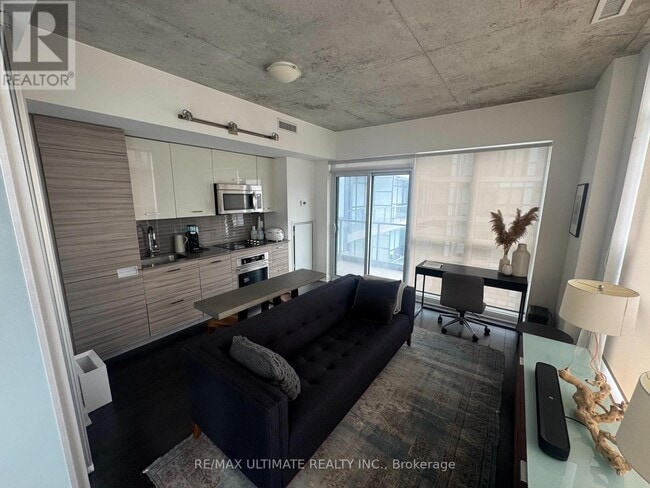 Building Photo - 210 Simcoe St