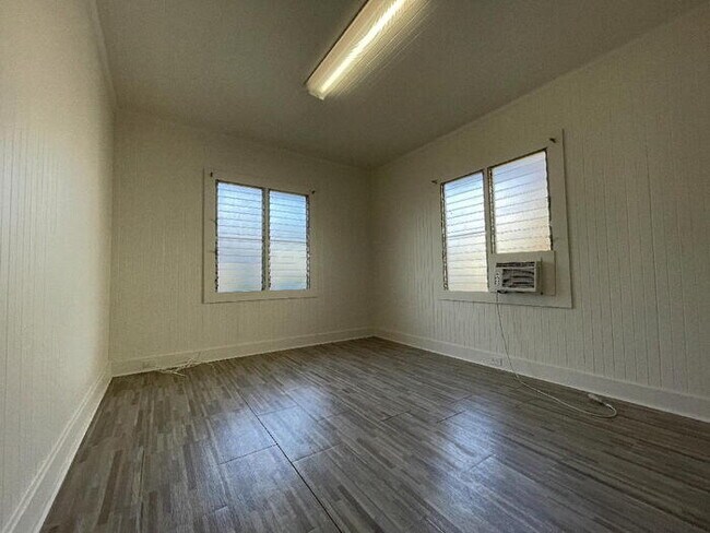 Foto del edificio - To register for the showing time below, no...