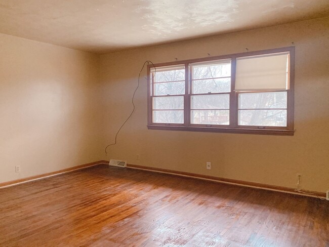 Building Photo - A wonderful 4-bedroom house in the Benson Gardens area - near Walmart Neighborhood Market, Asian ...