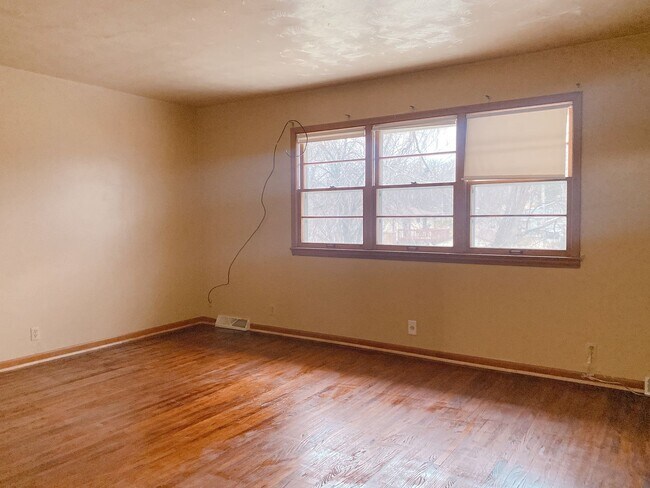 Foto del edificio - A wonderful 4-bedroom house in the Benson Gardens area - near Walmart Neighborhood Market, Asian ...