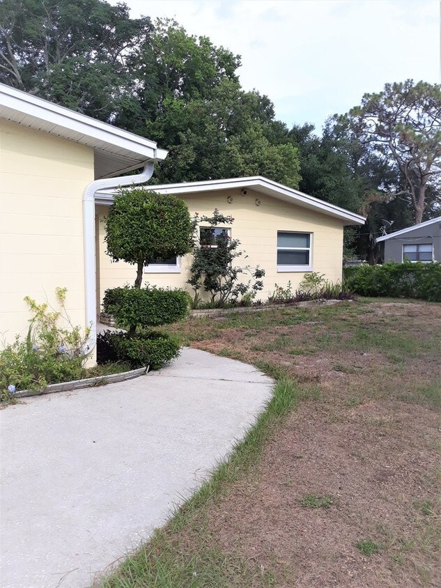 Primary Photo - 4/3 with office in Lockhart neighborhood