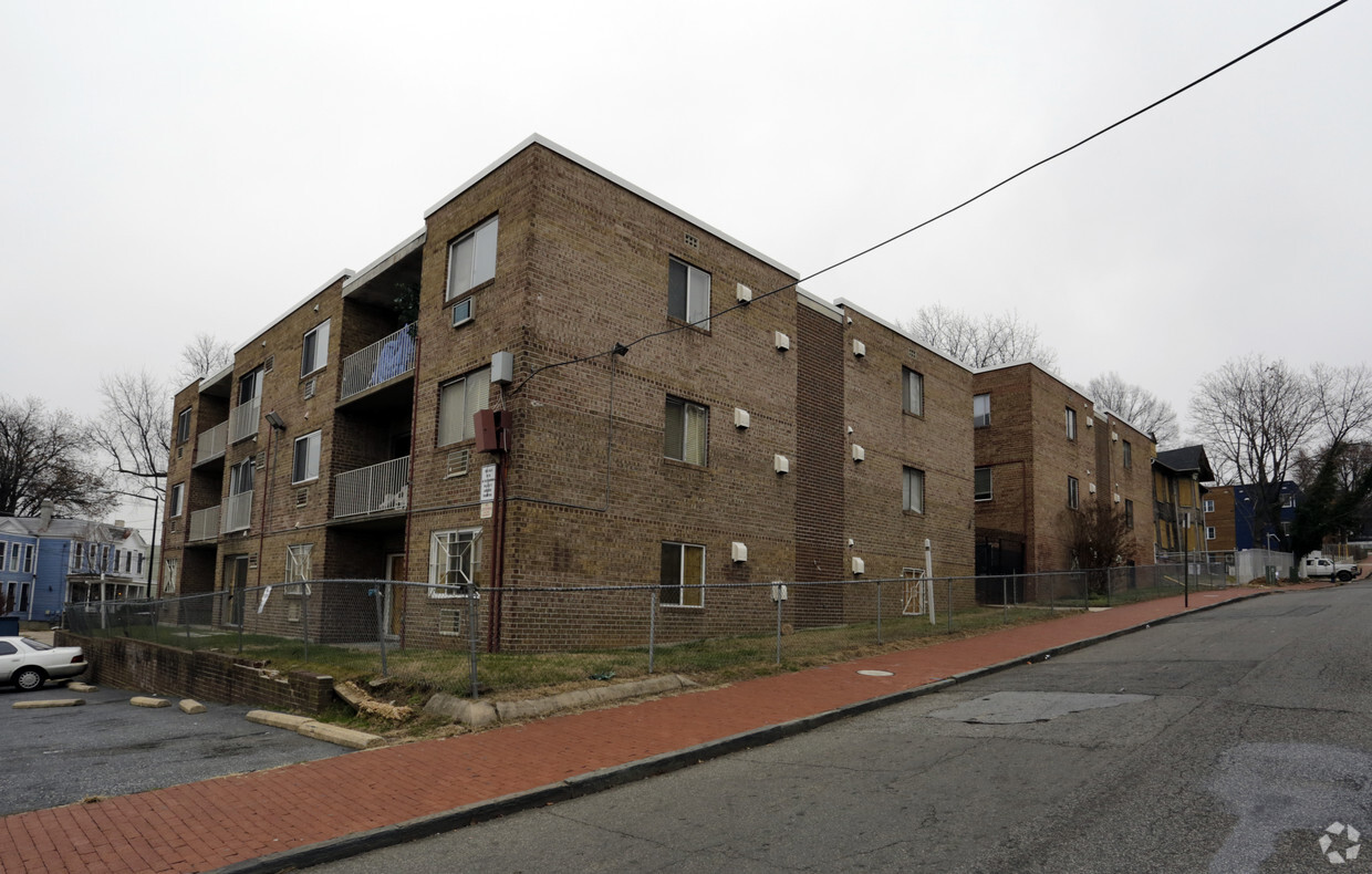 Foto del edificio - 1210-1212 Maple View Pl SE
