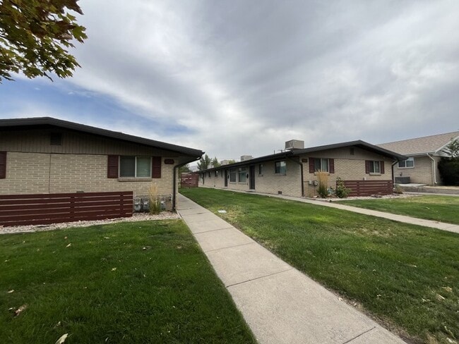 Building Photo - 863 Logan Ave S