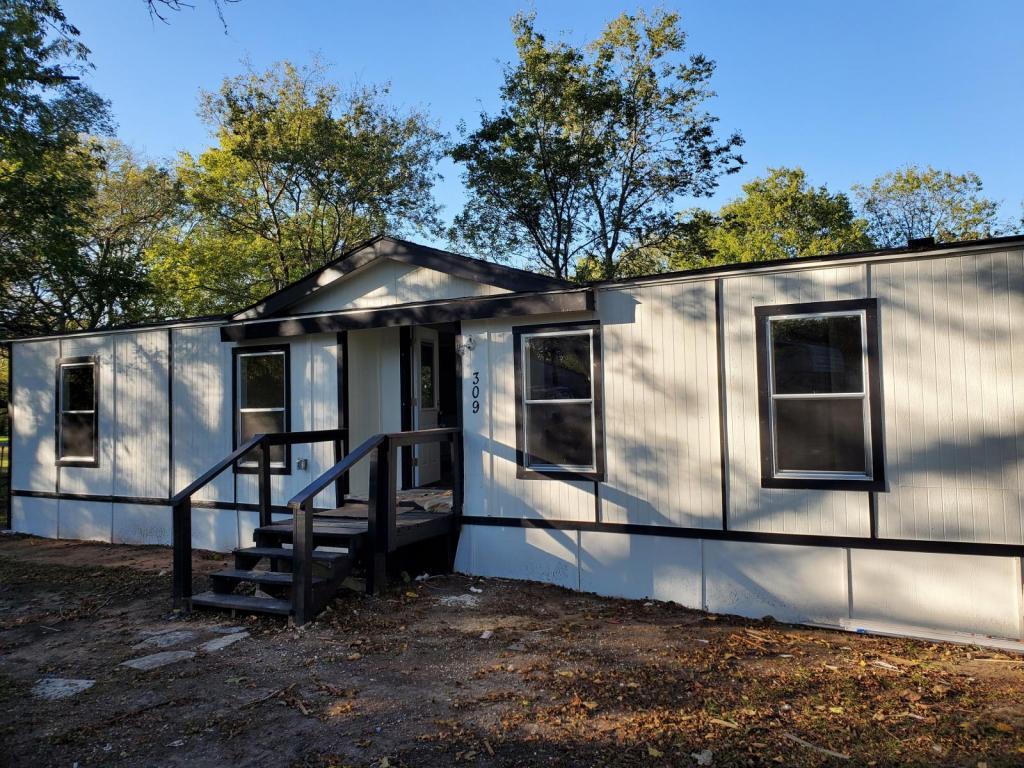 Primary Photo - 309 W Gentry St