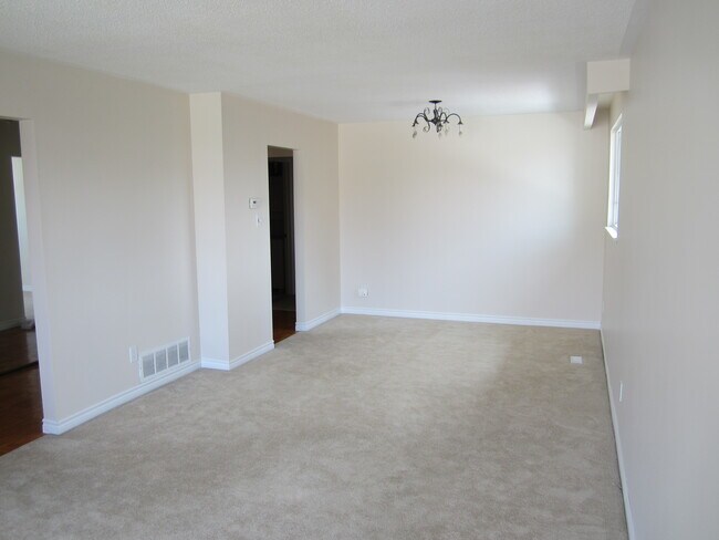 Photo du bâtiment - Spacious 4-Bed, 2-Bath Legal Apartment for...