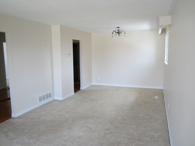 Building Photo - Spacious 4-Bed, 2-Bath Legal Main Floor fo...