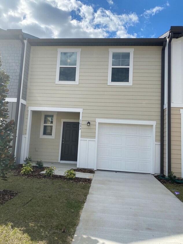 Primary Photo - 3 Bedroom 2.5 Bath Townhouse in Davenport ...