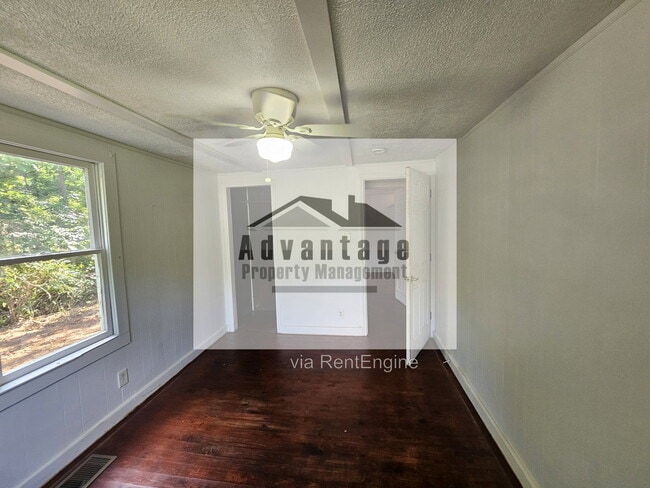 Building Photo - 418 E Brooks Ave