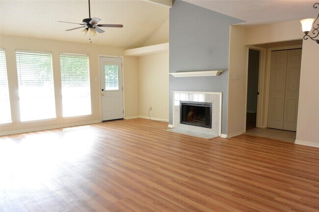 Foto del edificio - 23615 Tree House Ln