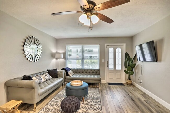 Building Photo - 7976 Shadow Run Dr