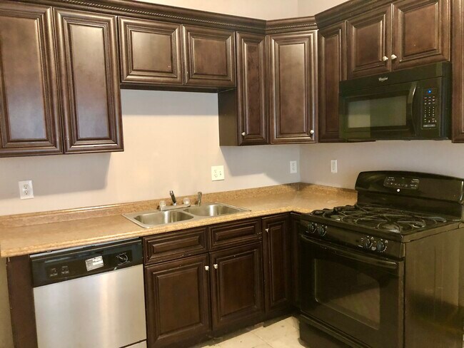 Kitchen - 2110 W Lexington St