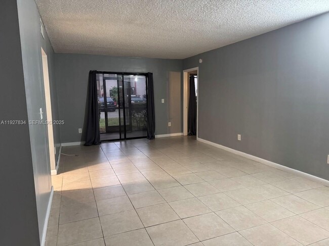 Foto del edificio - 855 NE 209th St