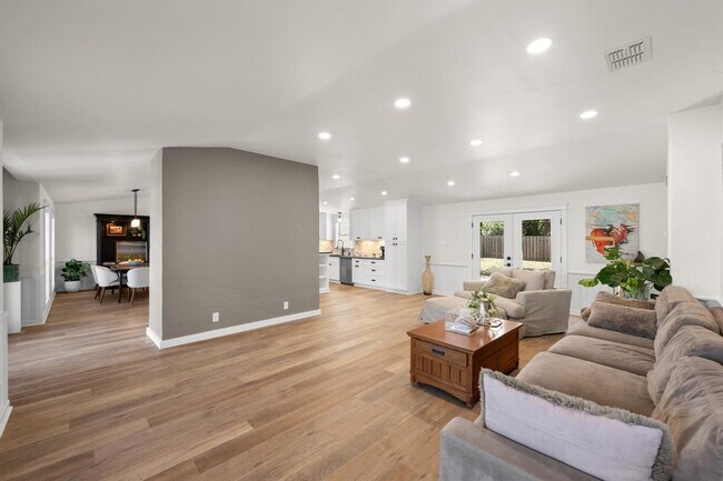 Foto del edificio - 303 Lakeway Dr