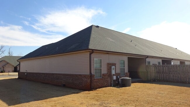 Building Photo - Minutes to MTM plant, Amazon, Polaris and Target Distribution