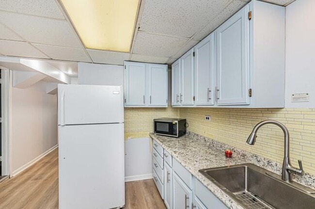 Building Photo - 7530 N Oakley Ave