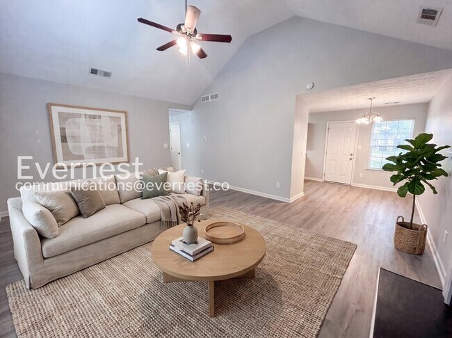 Building Photo - 3 Bed, 2 Bath Home with Garage / Pet-Friendly / Available Now!