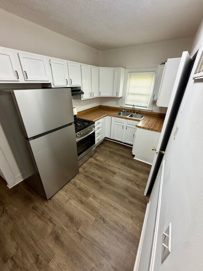 Building Photo - 111 E Eichel Ave