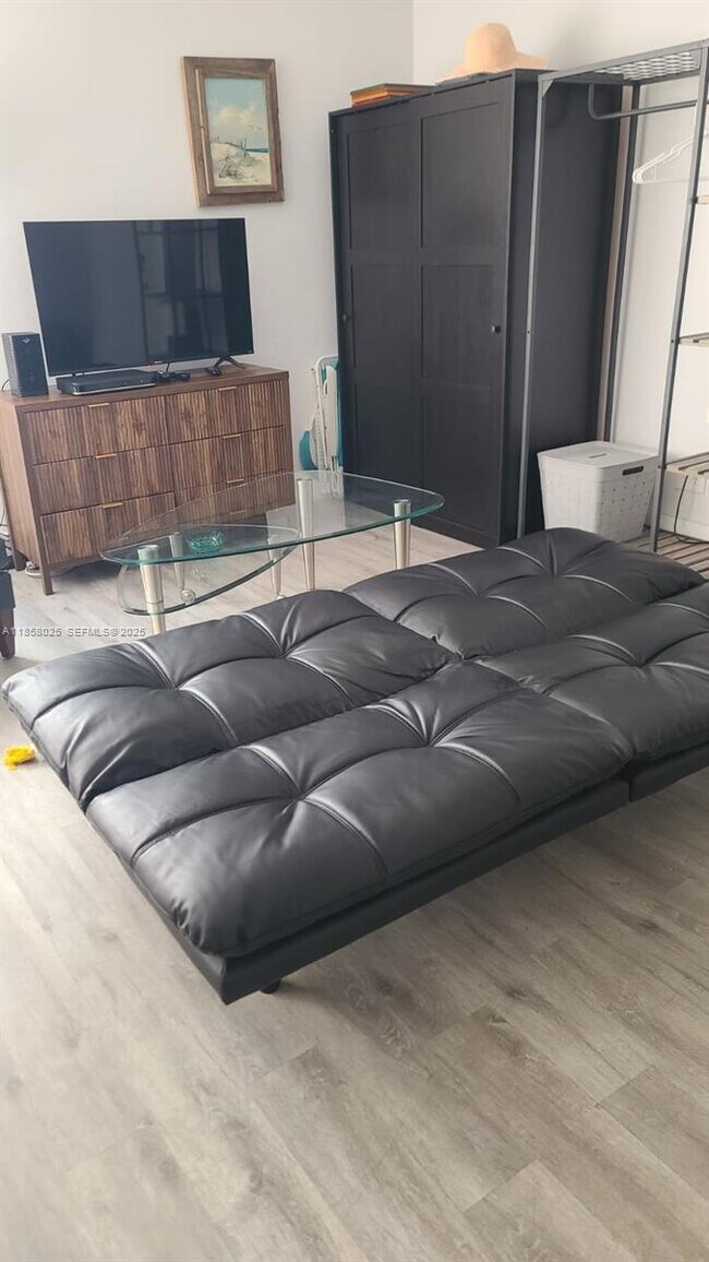 Foto del edificio - 3710 Collins Ave