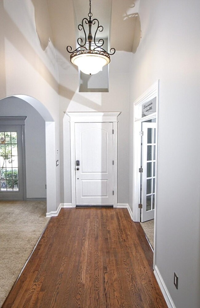 Entry hallway - 10479 S 86th East Ave