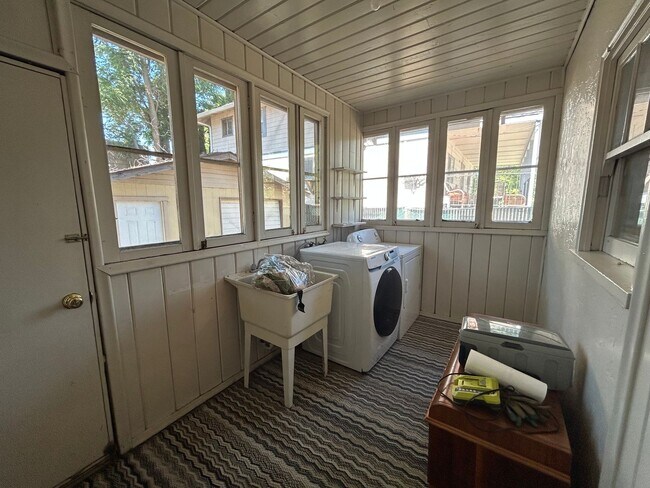 Foto del edificio - 3 bed, 1 bath, backyard