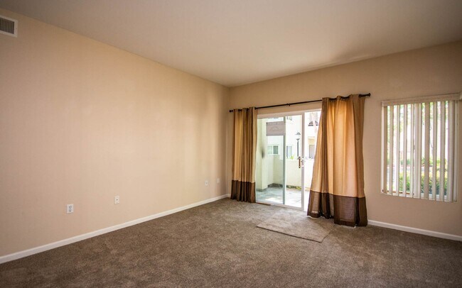 Foto del edificio - 2 Bedroom, 2 Bath Condo in Avalon Oceanside!
