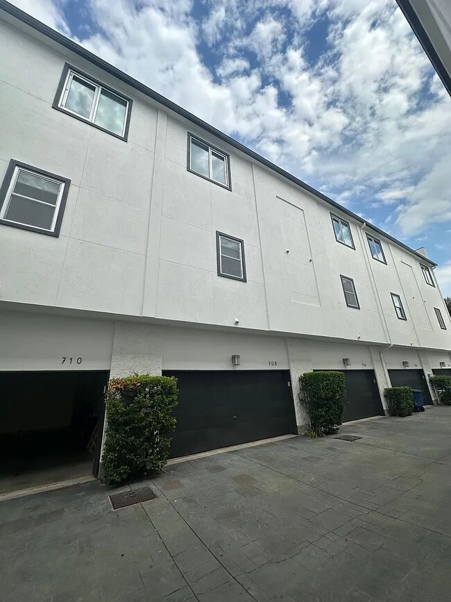 Foto del edificio - 708 Colten James Ln