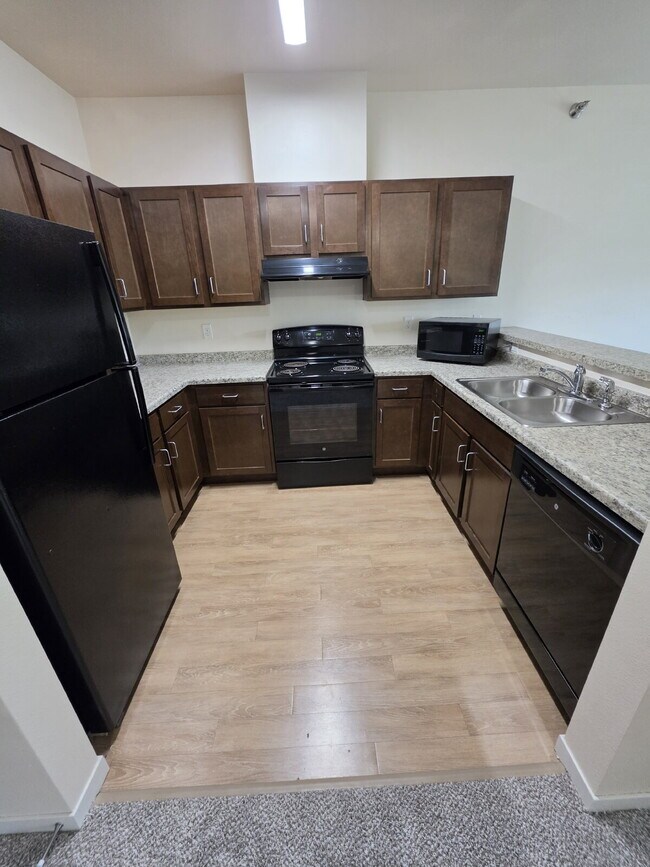 Foto del edificio - 2 Bedroom | 1 Bathroom 2nd Floor Apartment Available RIGHT NOW!