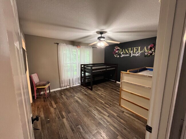 Master bedroom - 1311 Oakwood Ln