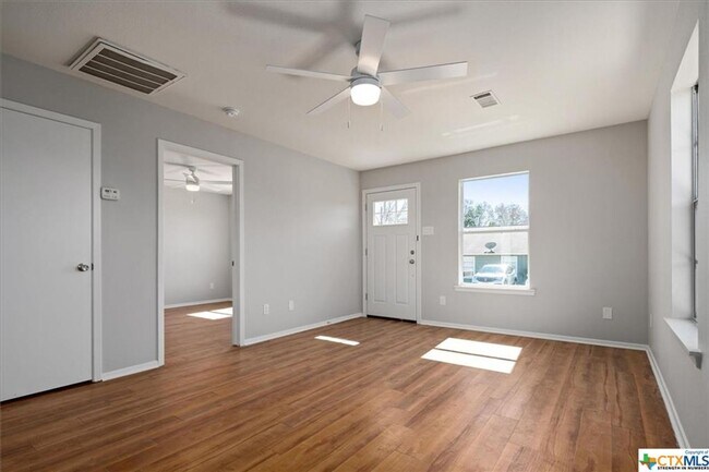 Building Photo - 3 Bedroom Duplex with fenced private yard!