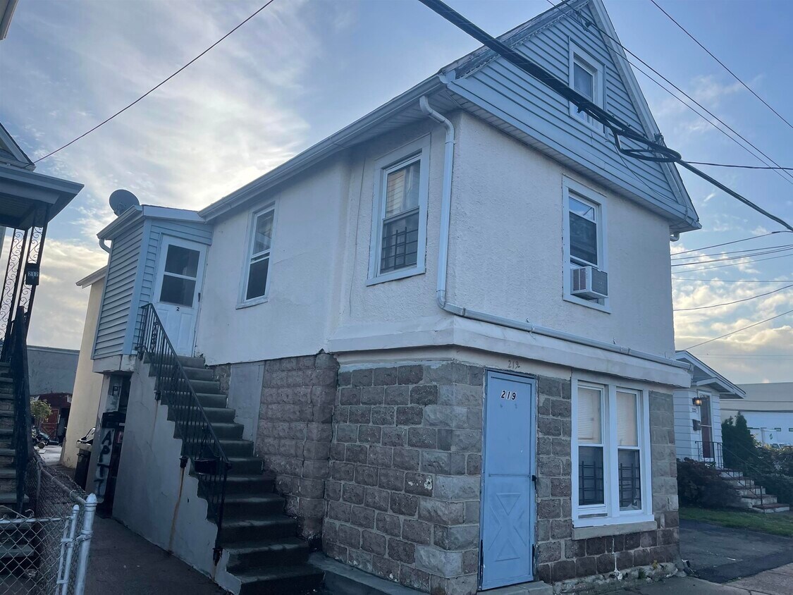 Primary Photo - 219 Lodi St