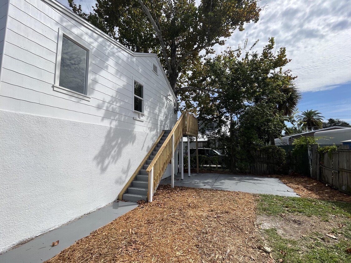 Primary Photo - 615 Dora St