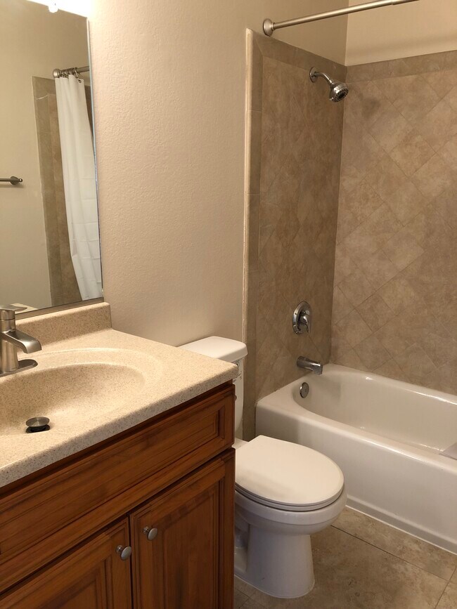 Baño - 1420 E Stearns Ave
