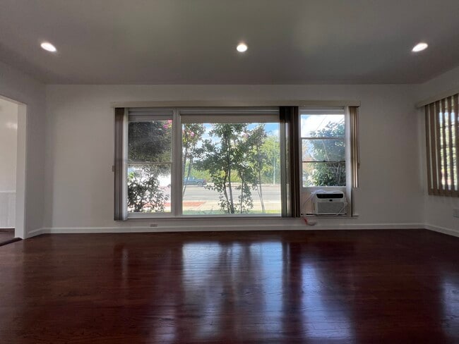 Building Photo - 13900 Burbank Blvd