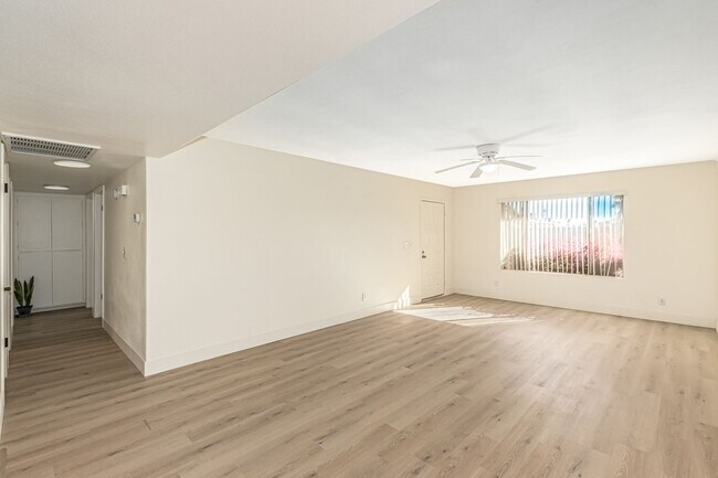 Building Photo - Renovated 3 Bedroom 2 Bathroom with an Off...