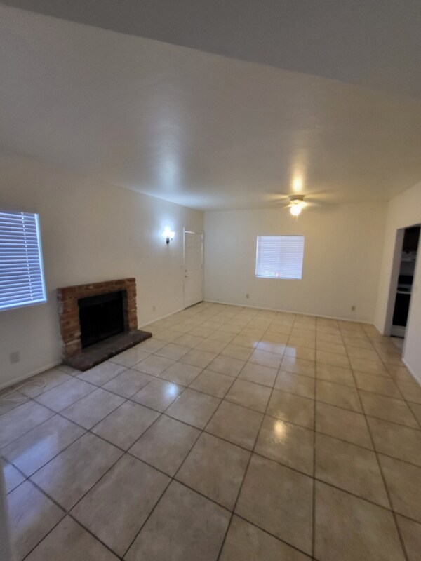 Foto del edificio - 2341 N Dodge Blvd