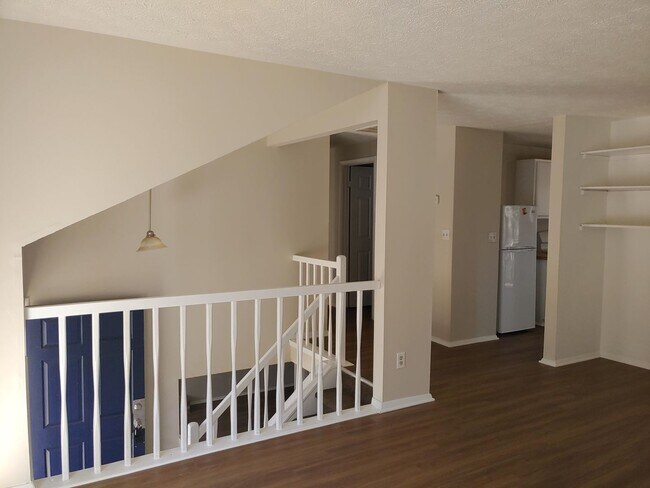 Building Photo - Gorgeous, Huge 4 bed/ 2.5 bath home will m...