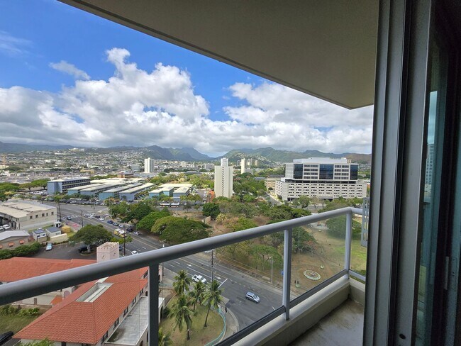 Foto del edificio - Breathtaking mountain view, 1 bdrm, 1 bath, 1 parking, washer/dryer in the unit, window AC