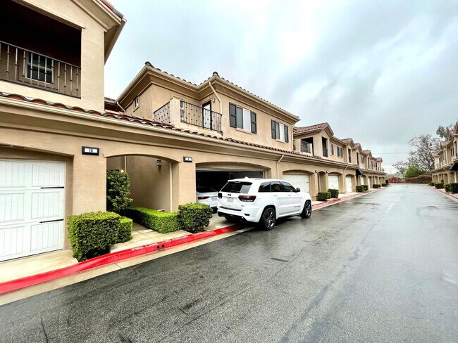 Foto del edificio - Modern and Chic 2 bed 2.5 bath in Newport Beach!!!