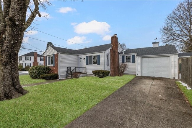 Building Photo - 33 Moorland Ave