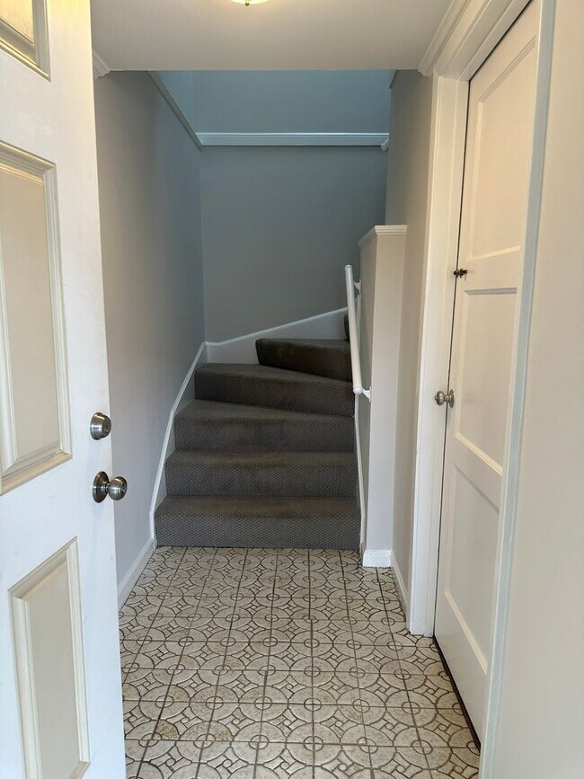 Building Photo - Charming Outer Parkside Home